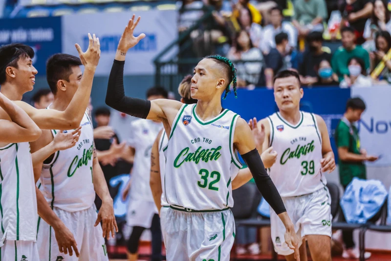 Sang Đinh cùng các đồng đội ăn mừng chiến thắng. (Ảnh: VBA)