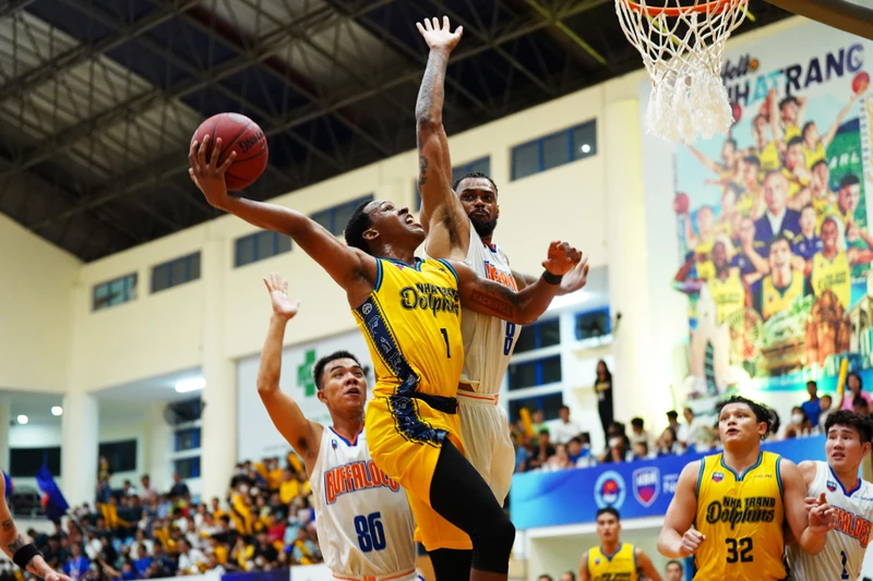 Cleveland Jackson (Nha Trang Dolphins) chịu sự truy cản của Shane Henry. (Ảnh: VBA)