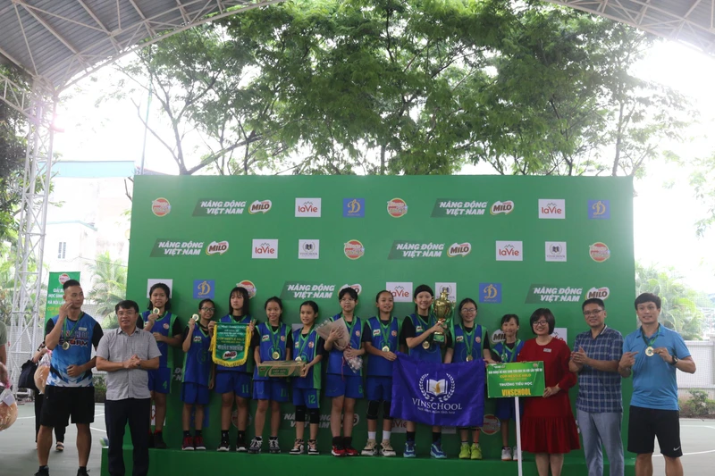 Đội nữ Tiểu học Vinschool vô địch nội dung nữ. 