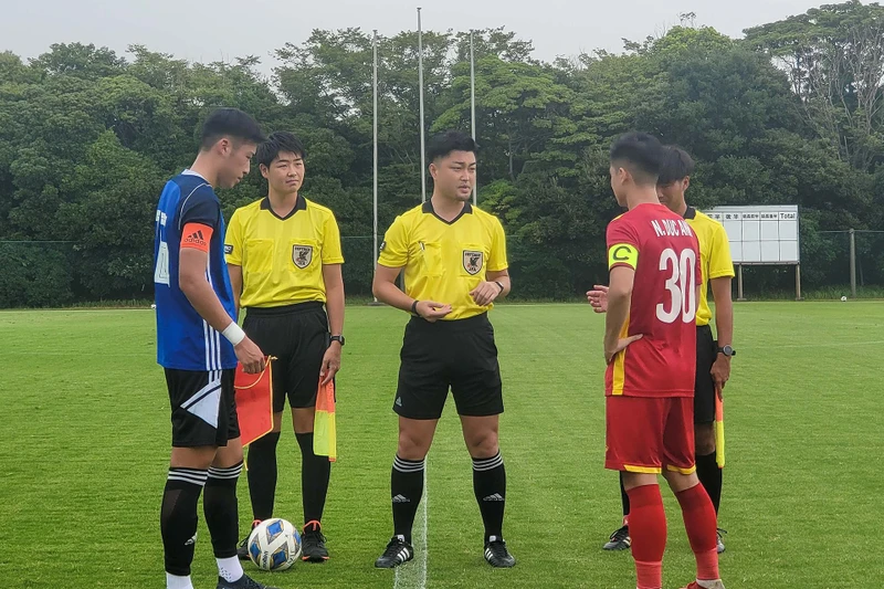 Ban trọng tài cùng đội trưởng hai đội trước trận đấu. (Ảnh: VFF)