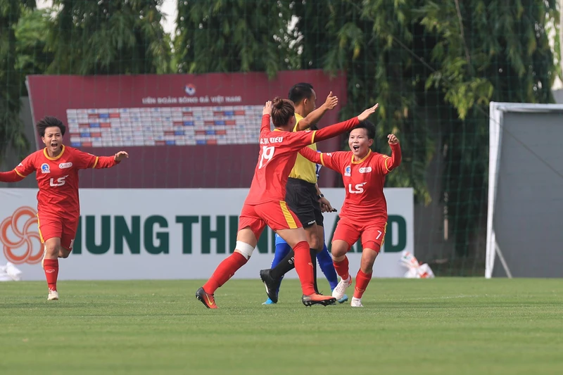 Các cầu thủ TP Hồ Chí Minh I ăn mừng chiến thắng. (Ảnh: Minh Dân)