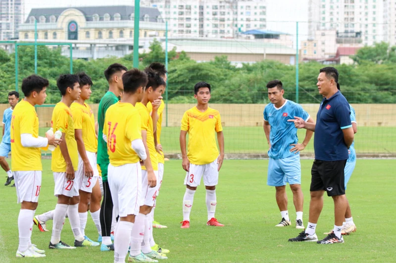 Huấn luyện viên Nguyễn Quốc Tuấn trao đổi cùng các cầu thủ U17 Việt Nam. (Ảnh: VFF)