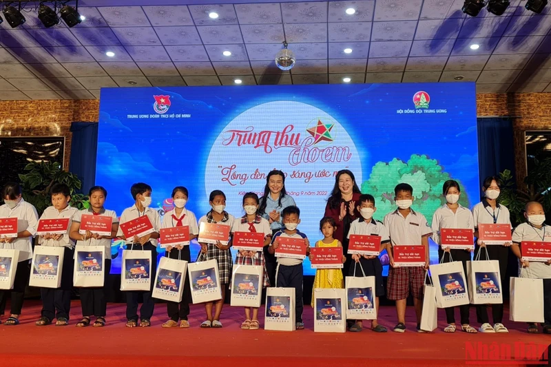 Đồng chí Nguyễn Phạm Duy Trang, Bí thư Ban Chấp hành Trung ương Đoàn, Chủ tịch Hội đồng Đội Trung ương và đồng chí Lê Hồng Thắm, Phó Chủ tịch thường trực Hội đồng nhân dân tỉnh Kiên Giang trao bảo trợ cho 27 em thiếu nhi mồ côi cha, mẹ do ảnh hưởng bởi đại dịch Covid-19 trên địa bàn tỉnh Kiên Giang, tối 7/9.