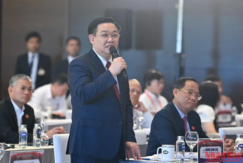 Chủ tịch Quốc hội Vương Đình Huệ phát biểu đặt câu hỏi với các đại biểu tại buổi thảo luận bàn tròn. 