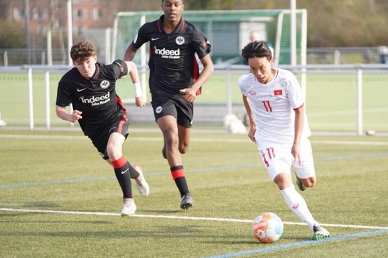 Đội tuyển U17 Việt Nam trong trận đá giao hữu với U16 Eintracht Frankfurt hồi tháng 4/2022. (Ảnh: VFF)