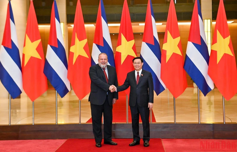 Chủ tịch Quốc hội Vương Đình Huệ và Thủ tướng Cộng hoà Cuba Manuel Marrero Cruz. (Ảnh: Duy Linh)