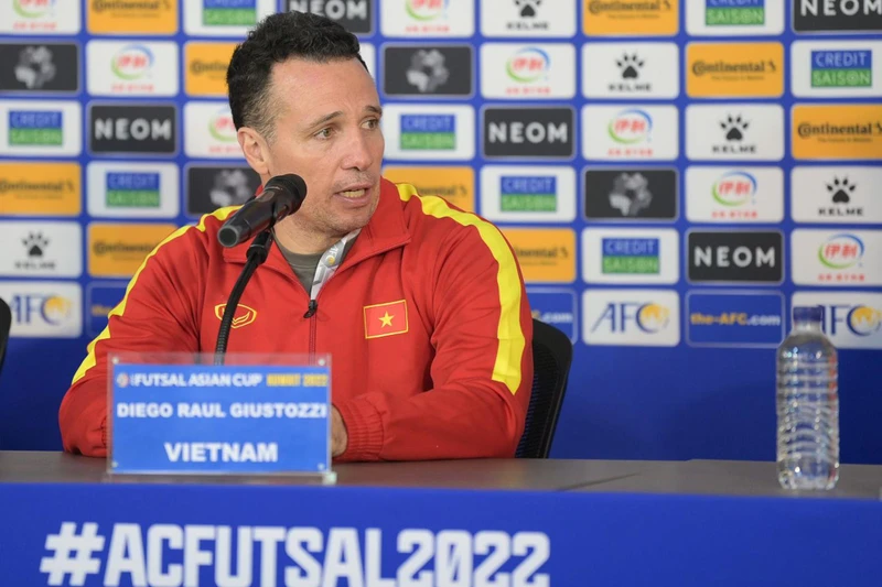 Huấn luyện viên Diego Giustozzi tại cuộc họp báo sau trận đấu tối 30/9. (Ảnh: AFC)
