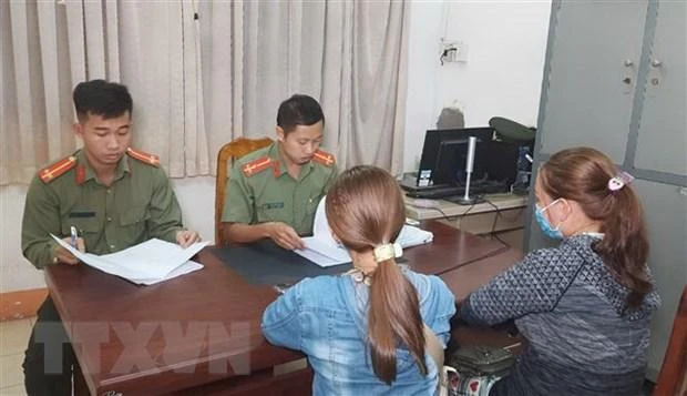 Lực lượng chức năng làm việc với hai nạn nhân bị lừa sang Campuchia làm việc nhẹ, lương cao. (Nguồn: TTXVN)