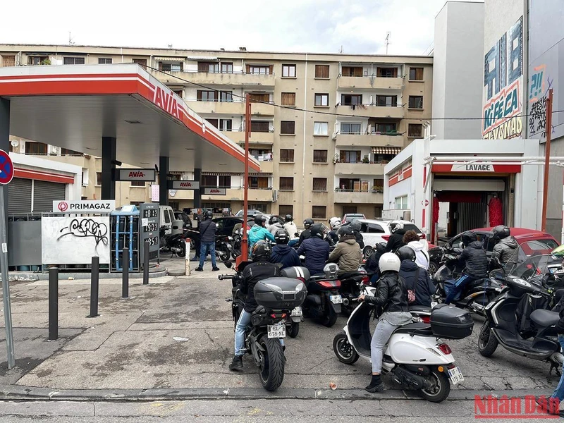 Xếp hàng chờ đổ xăng dầu ở Marseille sáng sớm 9/10. (Ảnh: Minh Duy)