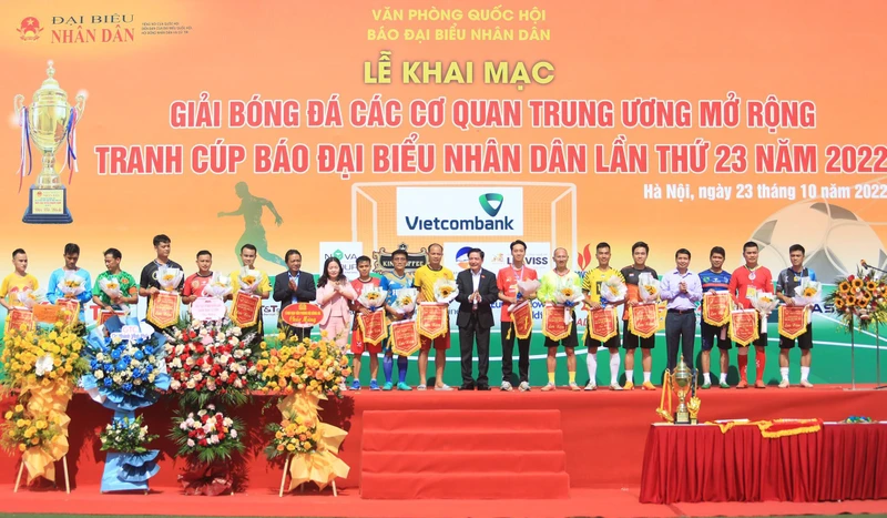 Ban Tổ chức tặng hoa và cờ lưu niệm cho các đội tham dự giải. (Ảnh: BTC)