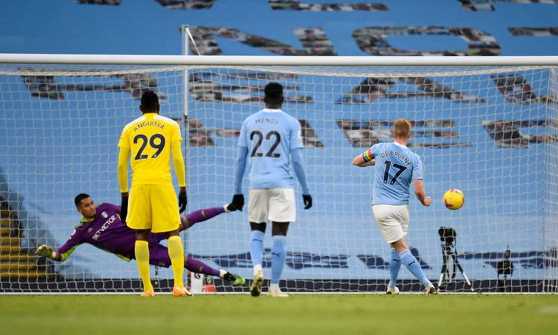Kevin de Bruyne ghi bàn thắng ấn định chiến thắng 2-0 trên chấm phạt đền trước Fulham ngày 5/12/2020.