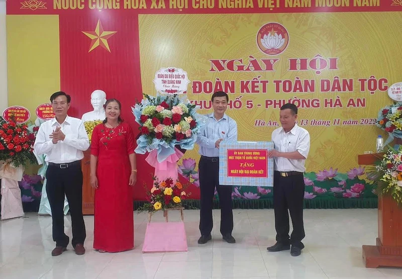 Đồng chí Vũ Hồng Thanh tặng quà cho khu phố.