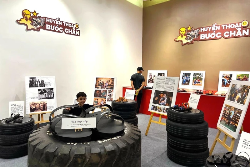Khu trưng bày “Huyền thoại bước chân” của Vua Dép Lốp, thương hiệu do nghệ nhân Phạm Quang Xuân và gia đình gây dựng.