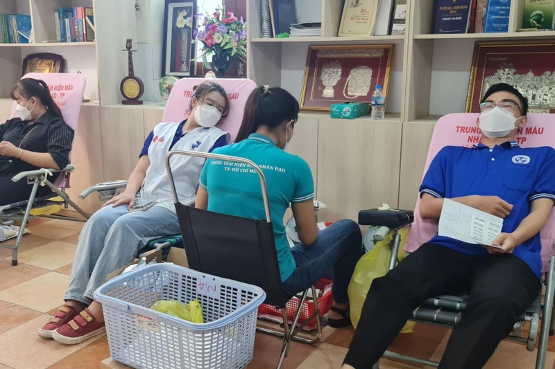 Các tình nguyện viên tham gia hiến máu.