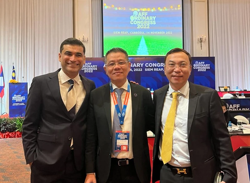 Chủ tịch VFF Trần Quốc Tuấn và Tướng Khiev Sameth - Chủ tịch AFF (giữa) cùng Phó Tổng Thư ký AFC Vahid Kardany (ngoài cùng bên trái). (Ảnh: VFF)
