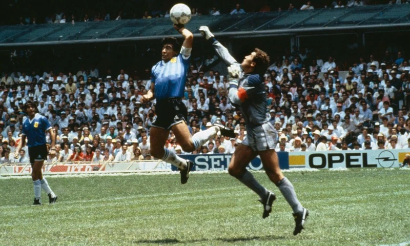Pha bóng "Bàn tay của Chúa" của Maradona. (Nguồn: theguardian.com)