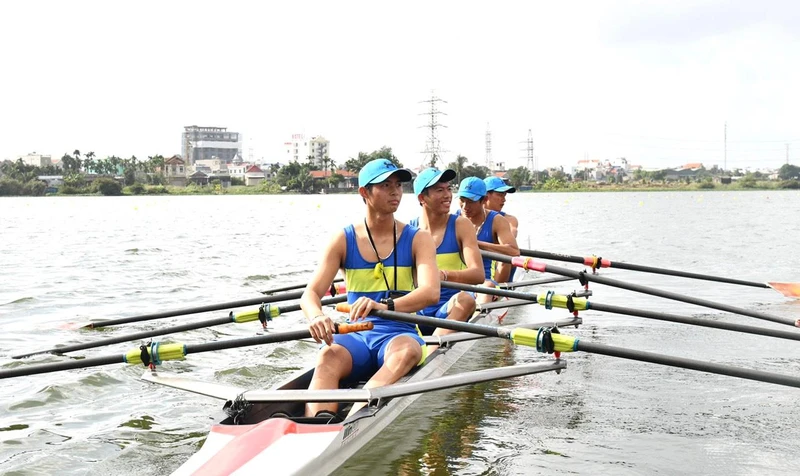 Đội đua Rowing sẵn sàng trước vạch xuất phát. 