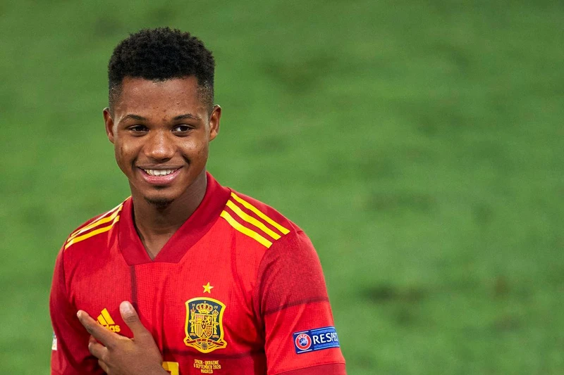 Ansu Fati mới chỉ có 4 lần khoác áo tuyển Tây Ban Nha trước khi dự World Cup. (Ảnh: CNN)