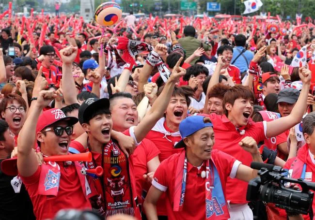 Người dân Hàn Quốc tập trung cổ vũ đội nhà tại đấu trường World Cup. (Ảnh: Reuters)
