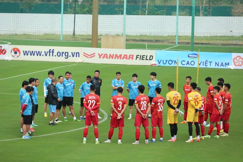 HLV Park Hang-seo dặn dò các học trò trước buổi tập. (Ảnh: VFF)