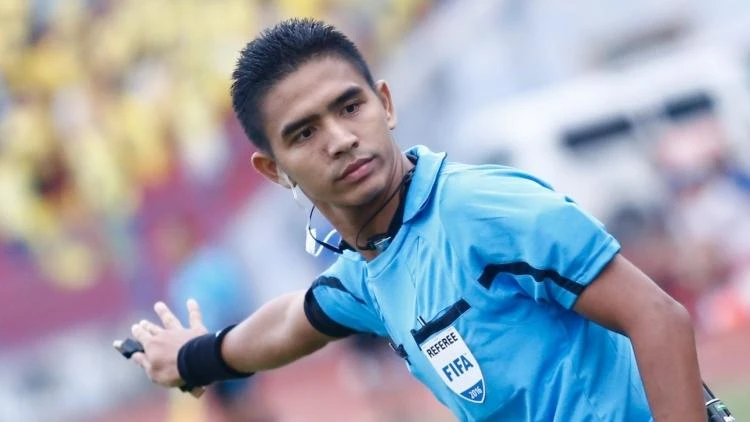 Trọng tài Muhammad Nazmi Bin Nasaruddin. (Ảnh: FIFA)