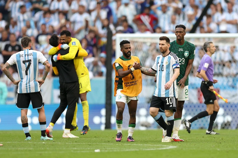 Messi cùng đội tuyển Argentina đứt chuỗi bất bại 36 trận sau khi thua Saudi Arabia ở trận ra quân World Cup Qatar. (Ảnh: Reuters)