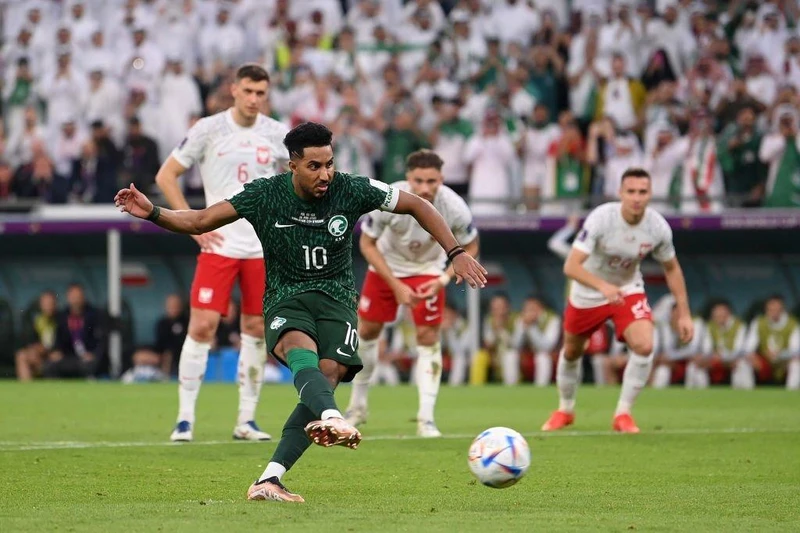 Salem Al Dawsari đá hỏng quả phạt 11m quý giá của Saudi Arabia. (Ảnh: Reuters)