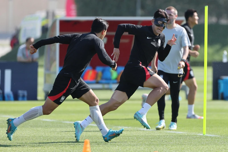 Son Heung-min (phía trước) trong buổi tập luyện với đồng đội tại Qatar. (Ảnh: Yonhap/TTXVN)