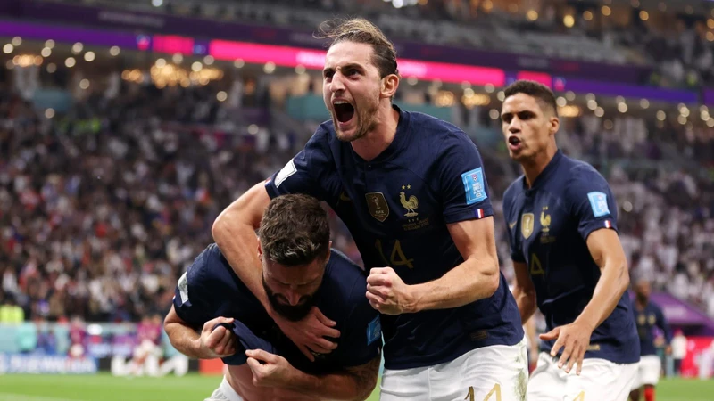 Adrien Rabiot ăn mừng cùng Giroud trong trận thắng Anh 2-1. (Ảnh: Reuters)