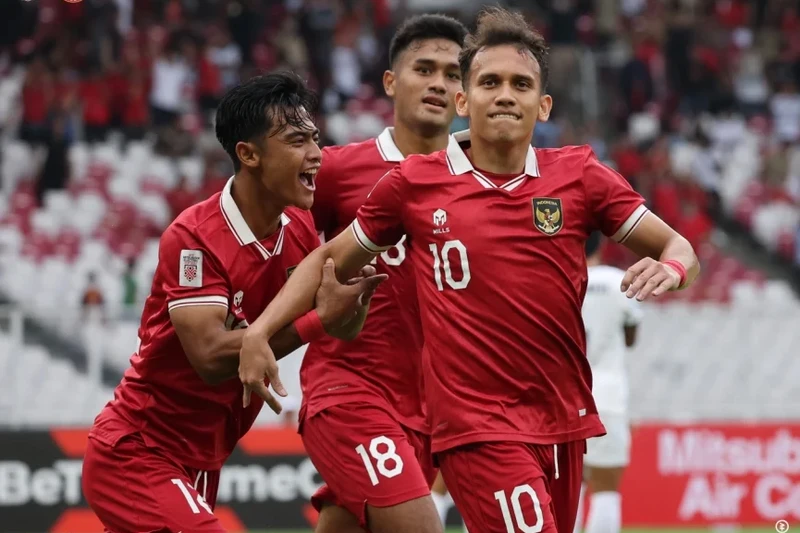 Egy Maulana (số 10) ăn mừng bàn thắng mở tỷ số cho Indonesia. (Ảnh: Getty)
