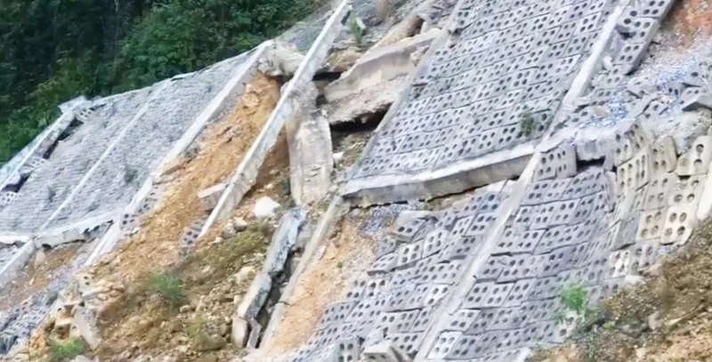 Khu vực sạt trượt ở trung tâm cửa khẩu quốc tế Cha Lo.