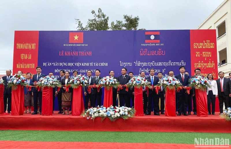 Các đại biểu thực hiện nghi thức khánh thành, đưa vào sử dụng Học viện Kinh tế-Tài chính Dongkhamxang. (Ảnh: HẢI TIẾN)