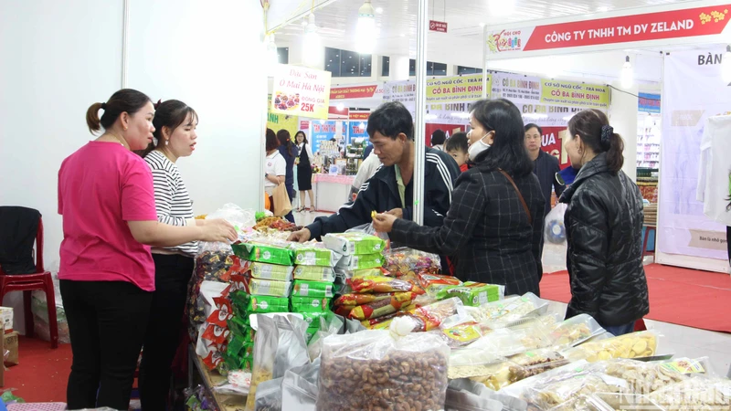 Người dân mua hàng tại Hội chợ.