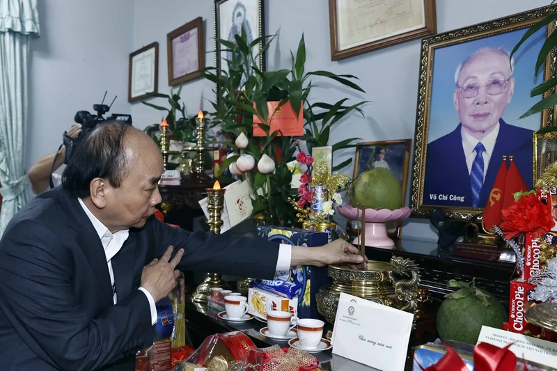 Chủ tịch nước Nguyễn Xuân Phúc dâng hương tưởng nhớ Chủ tịch Hội đồng Nhà nước Võ Chí Công. (Ảnh: Thống Nhất/TTXVN)