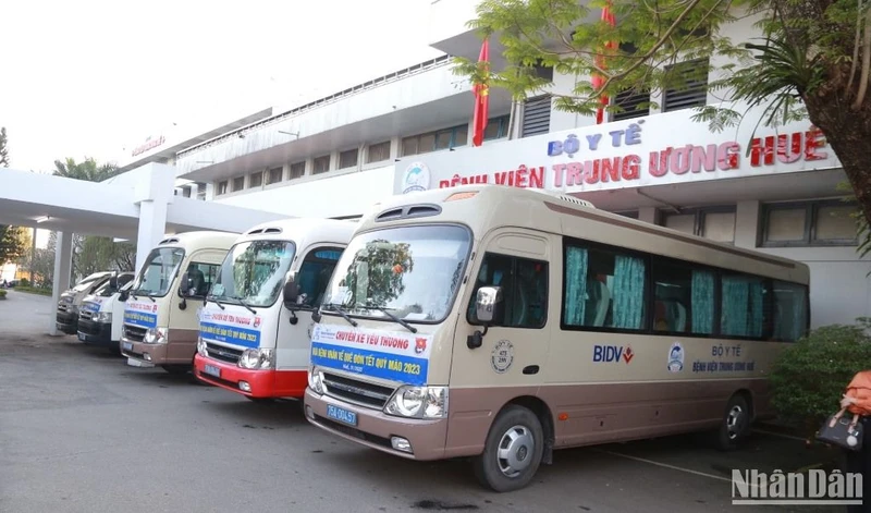 “Chuyến xe yêu thương” đưa bệnh nhân về quê đón Tết.