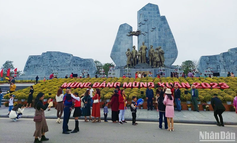 Ai cũng muốn ghi lại hình ảnh đẹp đầu năm để lưu niệm. (Ảnh: HƯƠNG GIANG)