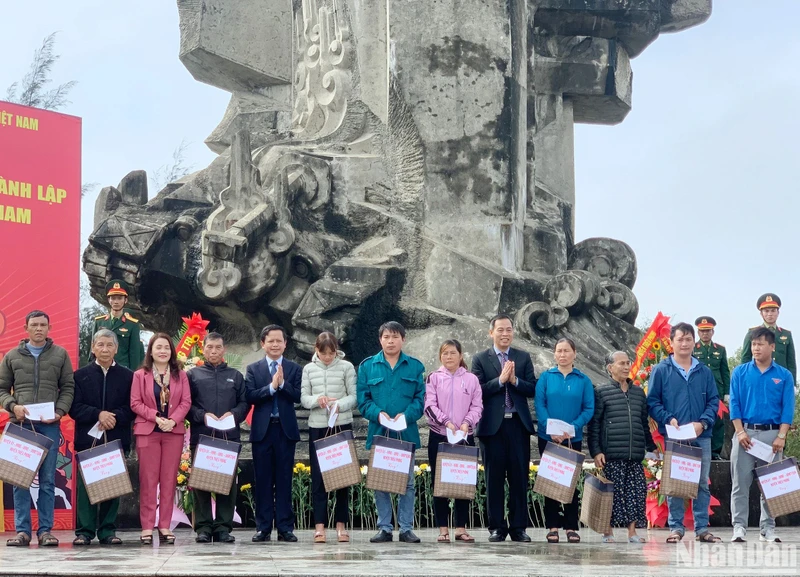 Tại buổi lễ, lãnh đạo tỉnh Quảng Trị, lãnh đạo huyện Triệu Phong trao 20 suất quà cho các gia đình chính sách có hoàn cảnh khó khăn. 