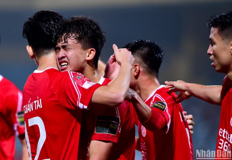 Danh Trung ăn mừng cùng các đồng đội sau khi gỡ hòa 1-1 cho Viettel. (Ảnh: TRẦN HẢI)