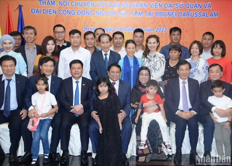 Thủ tướng Phạm Minh Chính và Phu nhân chụp ảnh lưu niệm với bà con cộng đồng người Việt Nam tại Brunei Darussalam.