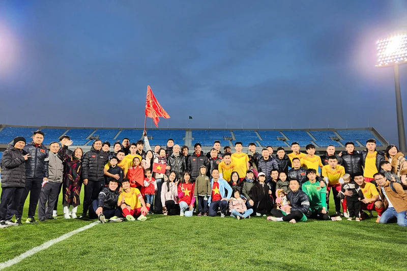 U20 Việt Nam chụp ảnh với người hâm mộ sau trận thắng U20 Saudi Arabia. (Ảnh: VFF)