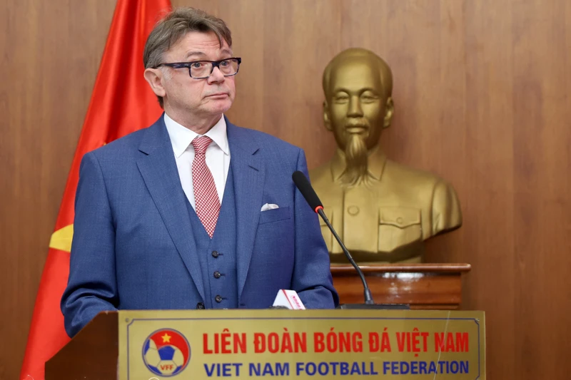 HLV Philippe Troussier phát biểu tại buổi lễ công bố chính thức sáng 27/2. (Ảnh: ST)