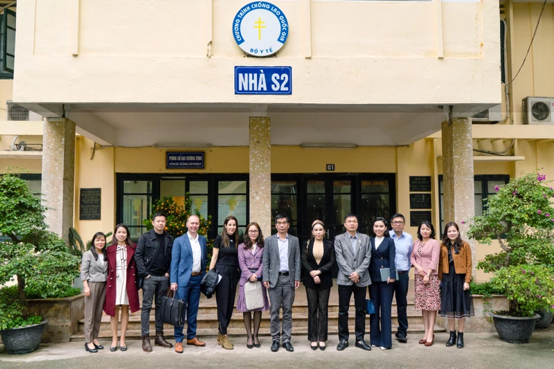 Bà Lê Nữ Thùy Dương chụp ảnh với Ban Lãnh đạo Chương trình Chống lao quốc gia Việt Nam.