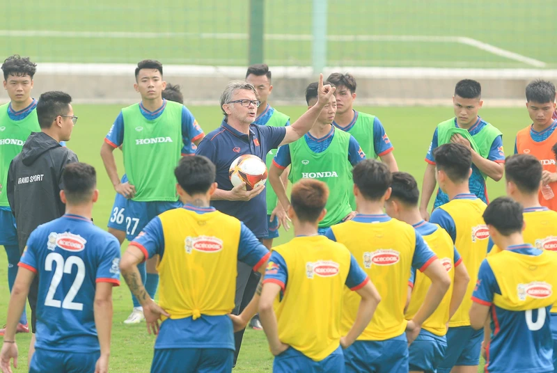 Huấn luyện viên Philippe Troussier phổ biến kế hoạch tập luyện trước buổi tập. (Ảnh: VFF)