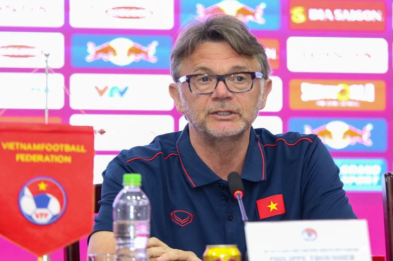 HLV Philippe Troussier tại buổi họp báo chiều 11/3. (Ảnh: VFF)