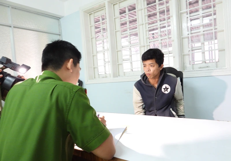 Đối tượng Lê Công Bình tại cơ quan điều tra. (Ảnh: Công an cung cấp)