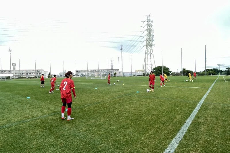 Buổi tập đầu tiên của U17 nữ Việt Nam tại Okinawa. (Ảnh: VFF)