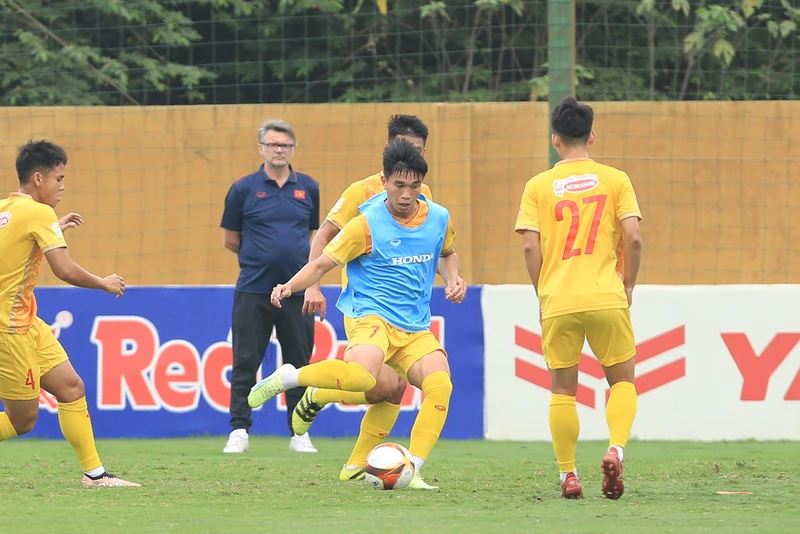 Huấn luyện viên Philippe Troussier đốc thúc các học trò trên sân tập. (Ảnh: VFF)