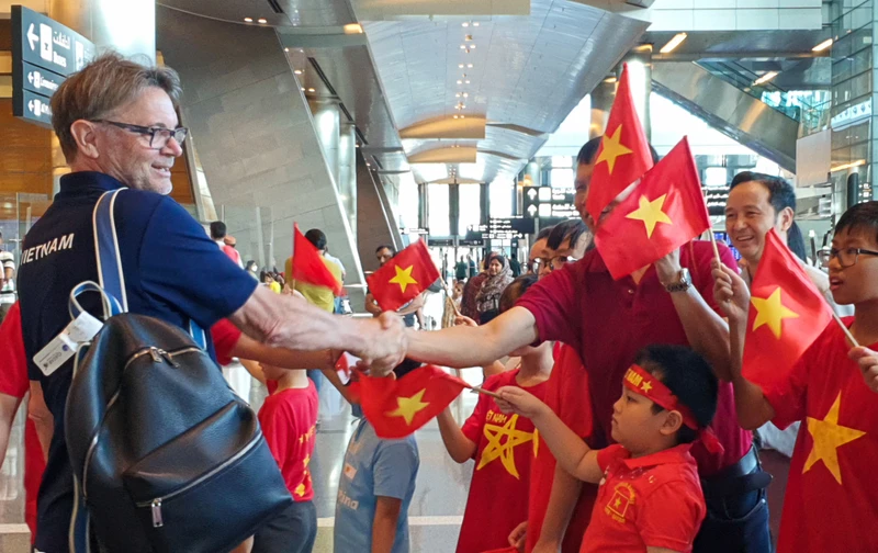 Huấn luyện viên Philippe Troussier cảm ơn sự đón tiếp nhiệt tình của đại diện Đại sứ quán và cộng đồng người Việt Nam tại Qatar. (Ảnh: VFF)