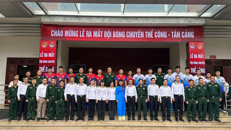 Lễ ra mắt Đội bóng chuyền nam Thể Công-Tân Cảng. (Ảnh: TCSG)