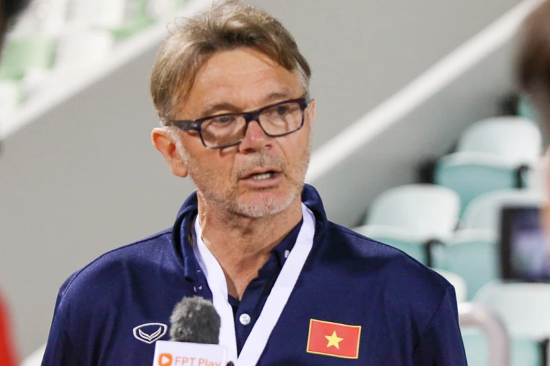 HLV Philippe Troussier trả lời phỏng vấn sau trận đấu rạng sáng 26/3. (Ảnh: VFF)